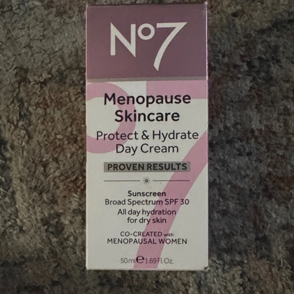 Menopause Skincare Protect & Hydrate Day Cream SPF 30 - Pink/White